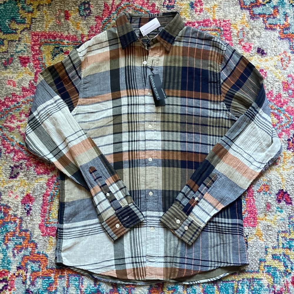 Banana Republic untucked slim fit button up shirt. Size L